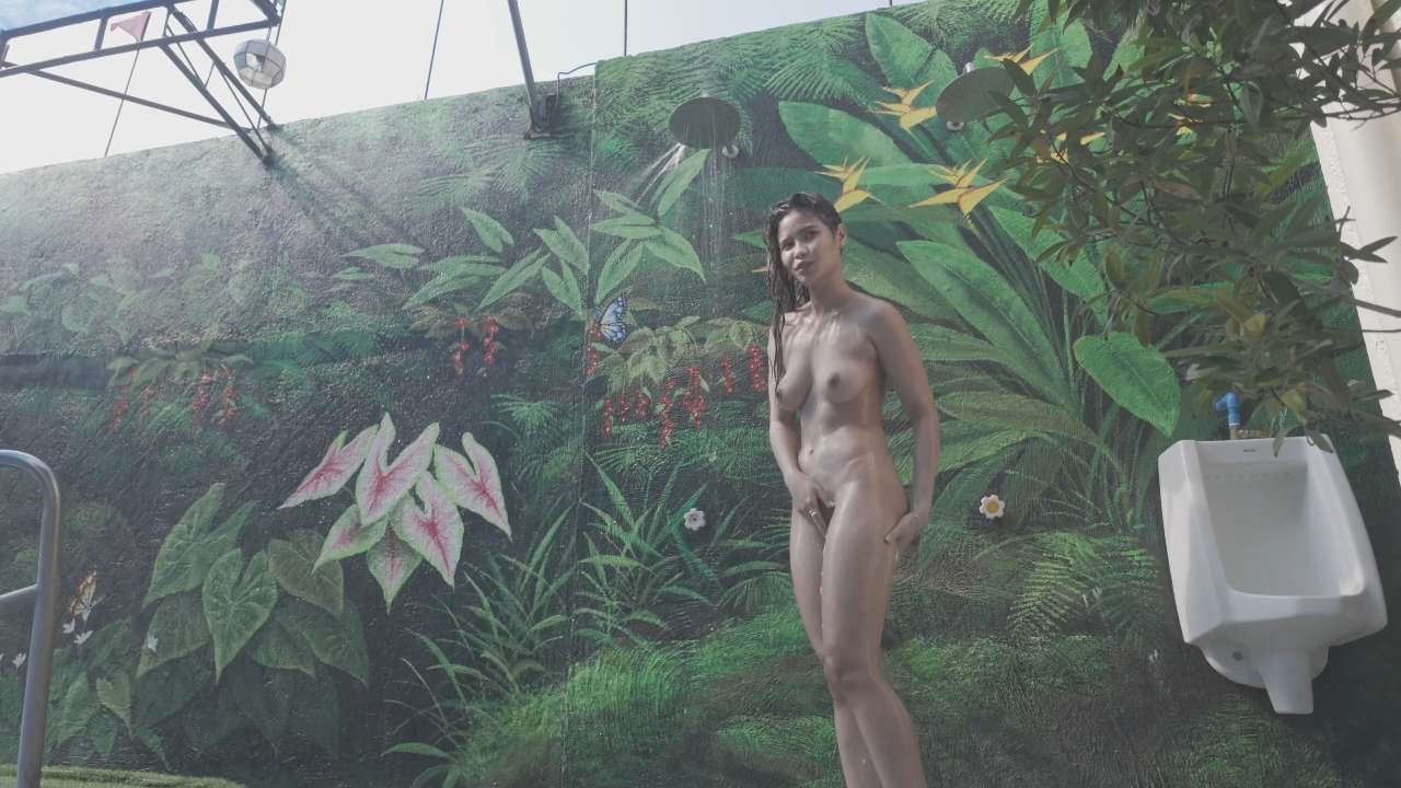 Sama-sama Nating Bosohan si Lodi Habang Naghuhugas ng Pekpek